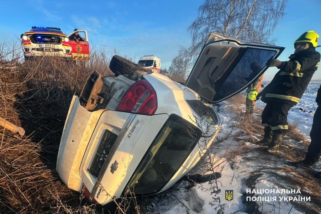 Смертельна ДТП на Полтавщині: автомобіль злетів у кювет та перекинувся