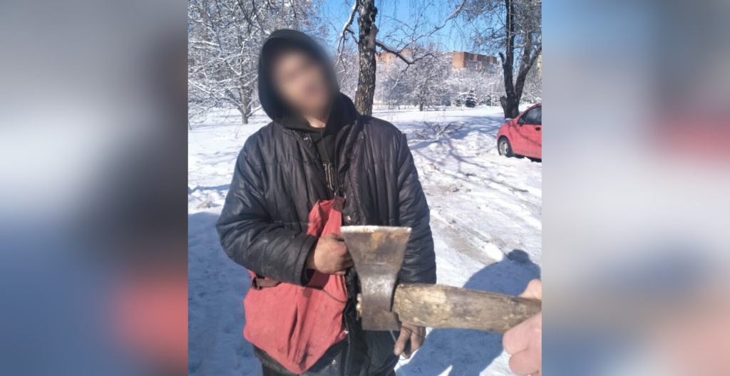 У Полтаві затримали чоловіка, який розмахував сокирою на вулицях міста