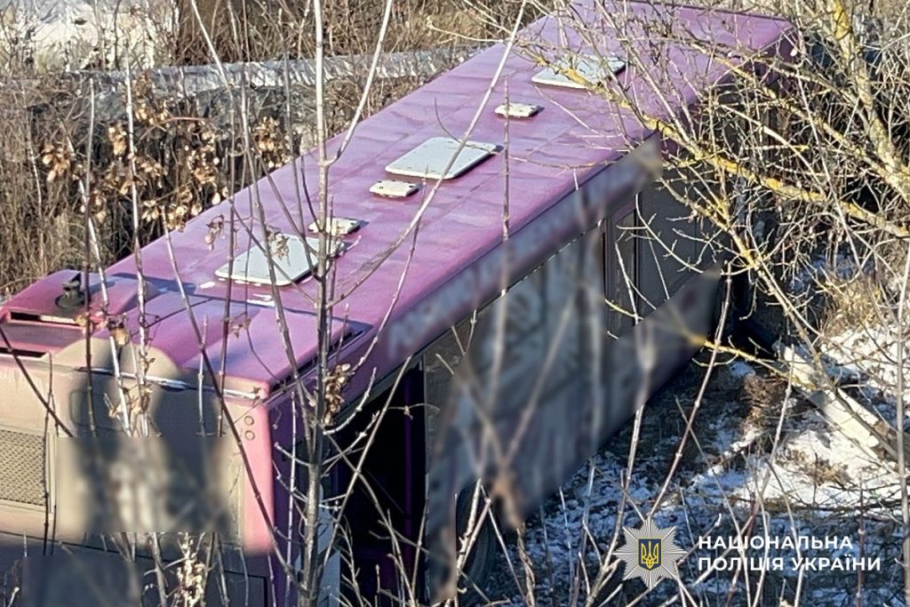 У Кременчуці маршрутка вилетіла з дороги у кювет: поранені водій та кондукторка. ВІДЕО