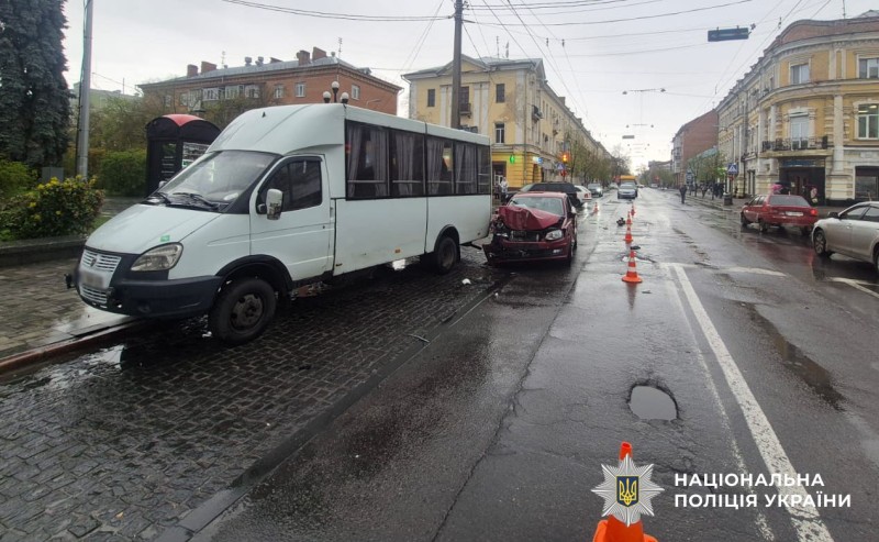 У Полтаві зіткнулися два легковики та мікроавтобус: є поранена