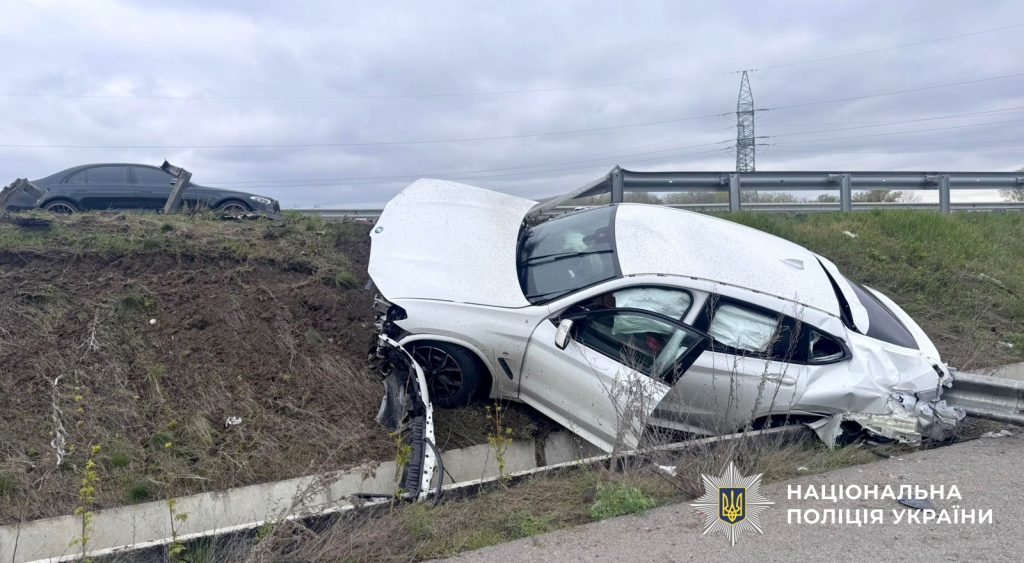 Смертельна ДТП на Полтавщині: легковик вилетів з дороги та врізався у відбійник