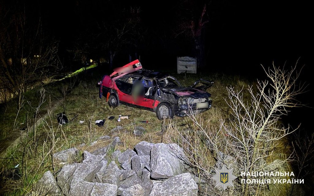 На Полтавщині легковик на швидкості влетів у кам’яний паркан: є загиблий