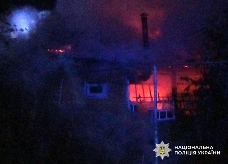У Нових Санжарах горів будинок: загинула пенсіонерка, ще двоє людей зазнали опіки