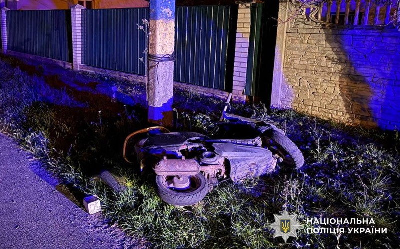 У Кременчуці водій мопеда вилетів з дороги та врізався в електроопору