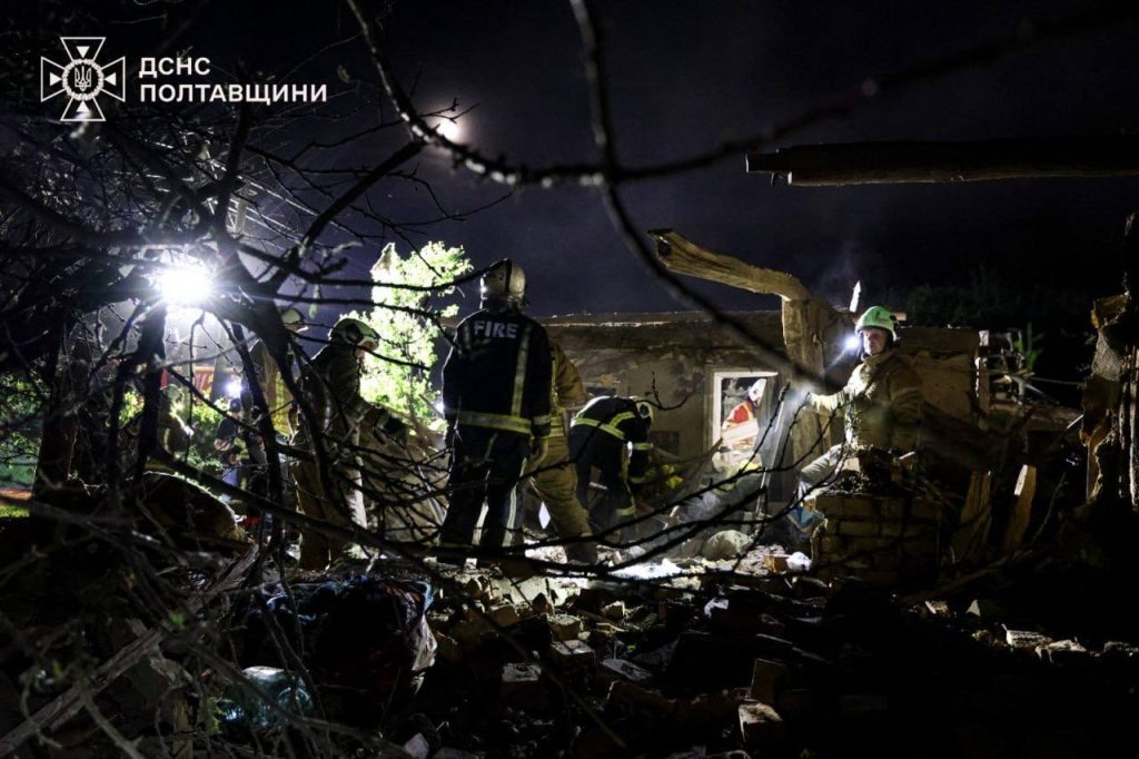 На Полтавщині ворожий дрон зруйнував будинок: з-під завалів дістали жінку