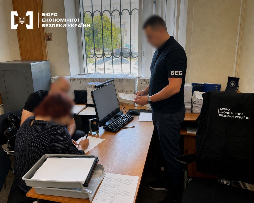 Мільйонні «премії» за рахунок бюджету: БЕБ на Полтавщині викрило схему заволодіння коштами міської поліклініки