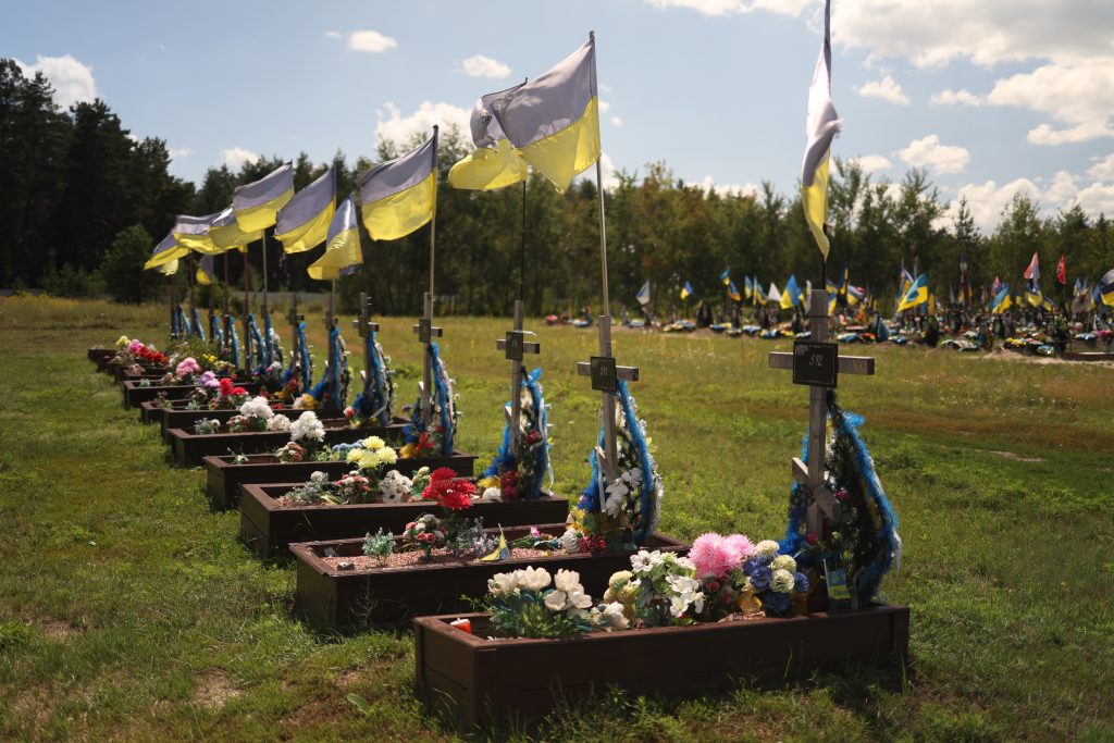 На меморіалі під Полтавою поховані 14 невпізнаних Героїв, замість імен – лише номери На Меморіалі Слави у Затуриному під Полтавою поховані 14 невпізнаних українських військових, на їхніх могилах замість імен — лише номери