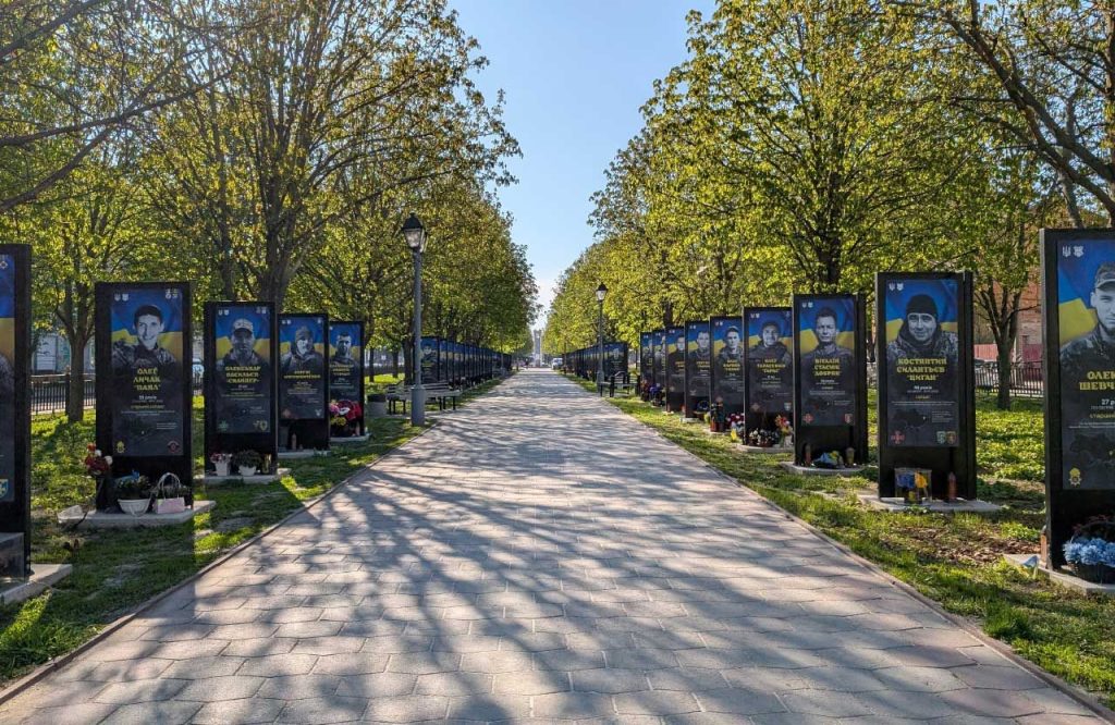 У Полтаві встановлять ще 55 меморіальних щитів на Алеї Героїв