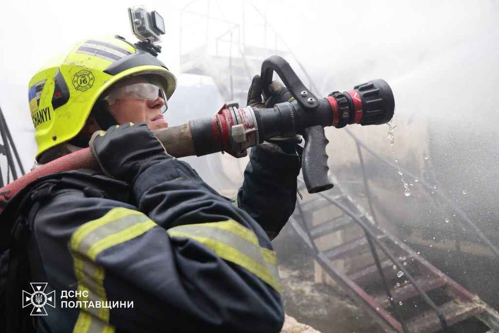 Під час ліквідації наслідків атаки на Полтавський район рятувальники опинилися під повторним ударом Рятувальники ДСНС ліквідовують пожежу після російської атаки у Полтавському районі, де під час роботи стався повторний удар.