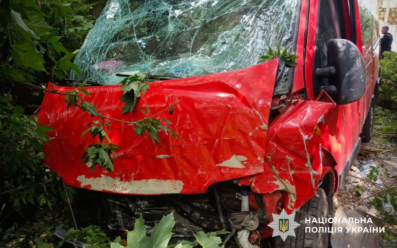 У Полтаві 21-річний водій мікроавтобуса вилетів з дороги та врізався у бетонний паркан