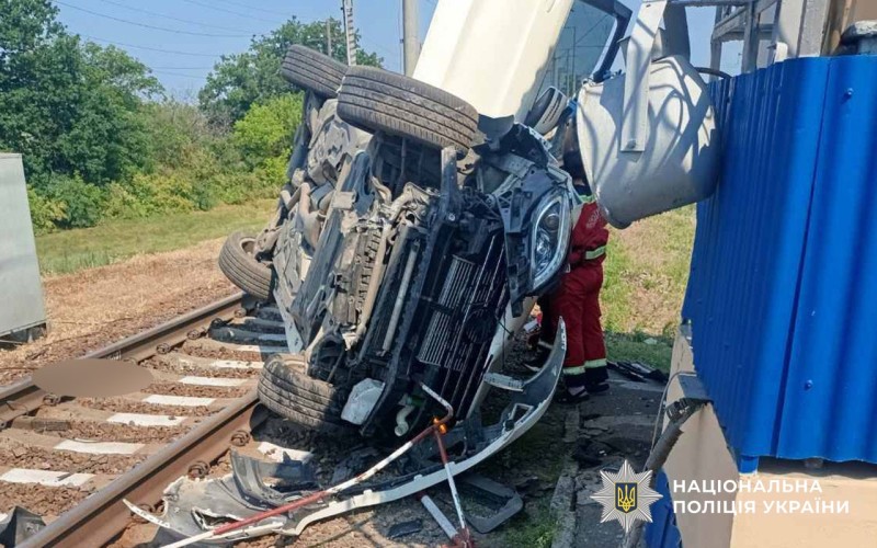 Смертельна ДТП на Полтавщині: водій легковика виїхав на залізничну колію та перекинувся