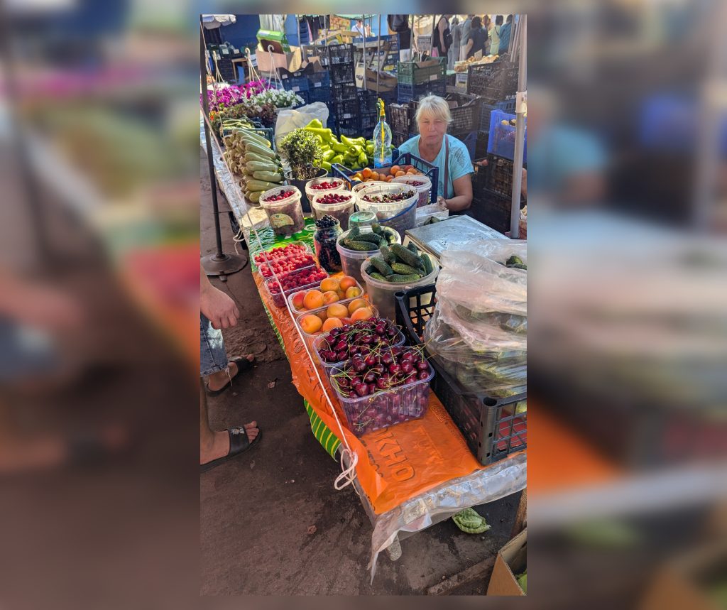 Скільки коштують сезонні фрукти та овочі на Критому ринку в Полтаві Прилавок із сезонними фруктами та овочами на Критому ринку в Полтаві.