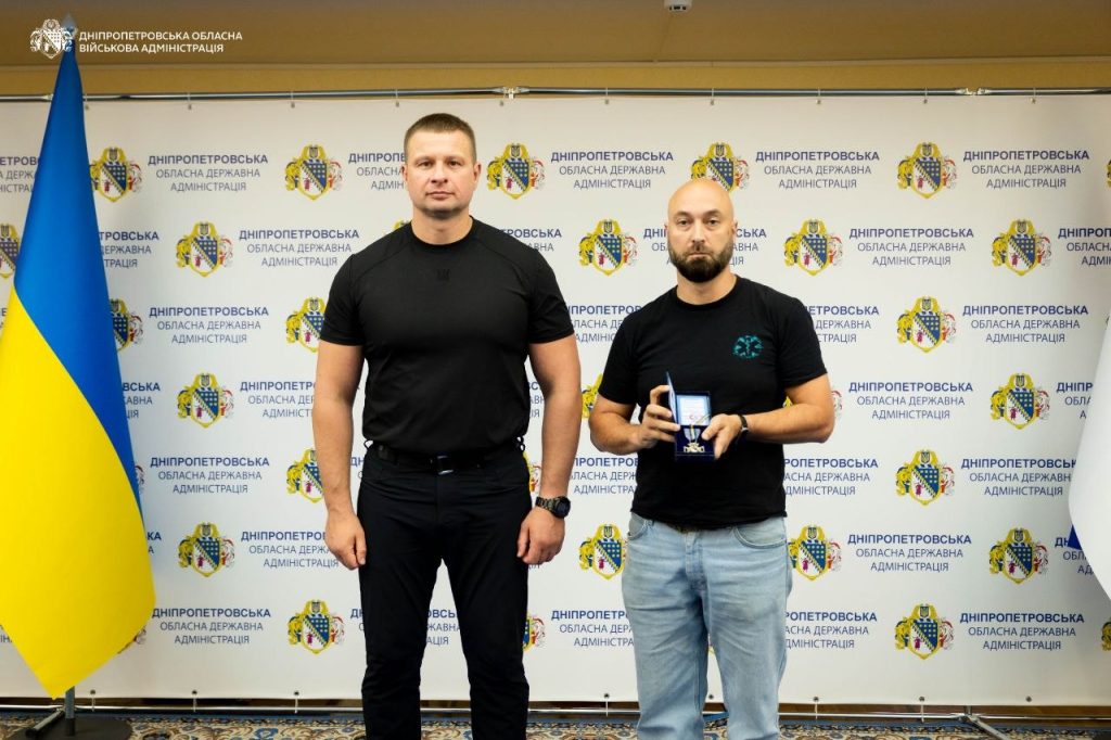 Полтавського військового медика Миколу Звягольського відзначили двома почесними нагородами Полтавський військовий медик Микола Звягольський отримав дві почесні нагороди до Дня медика.