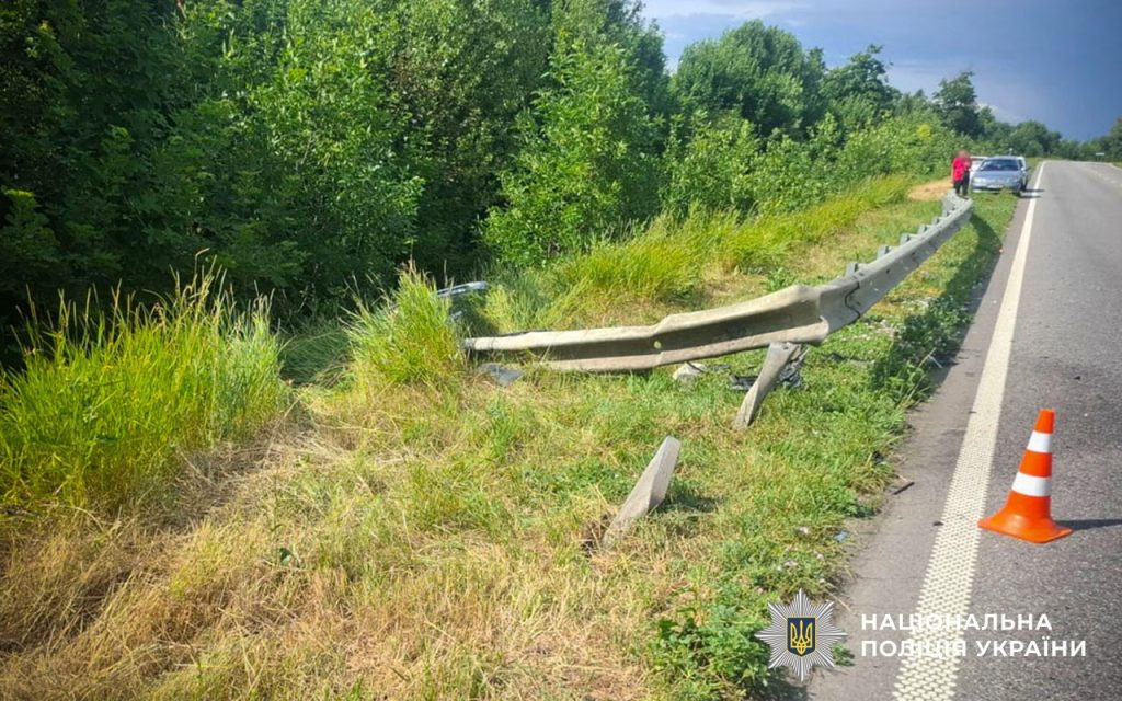 На Полтавщині легковик врізався у відбійник та з’їхав у кювет: поранені чоловік та 10-річний хлопчик