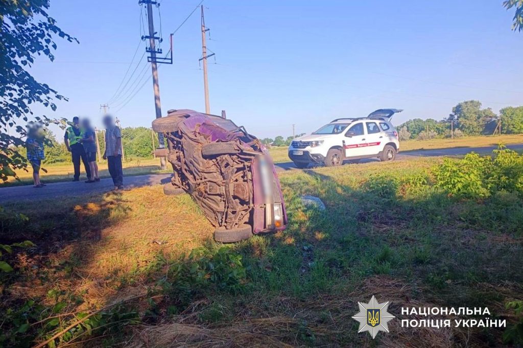 На Полтавщині легковик вилетів з дороги і перевернувся: загинув чоловік
