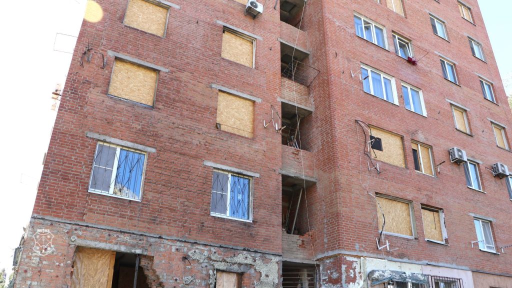 Пошкоджений «шахедами» будинок у Полтаві відновлять за 6,5 млн грн Пошкоджений «шахедами» будинок у Полтаві відновлюють