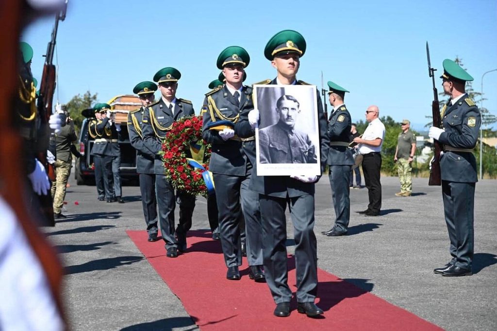 Прах Євгена Коновальця доставили в Україну: його зустріли з військовими почестями Прах Євгена Коновальця доставили в Україну