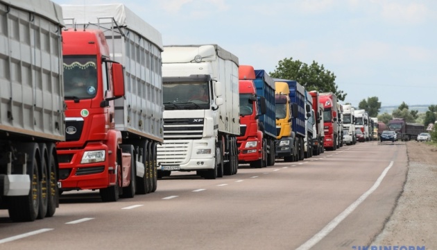 У Полтавській області через спеку обмежили рух вантажівкам