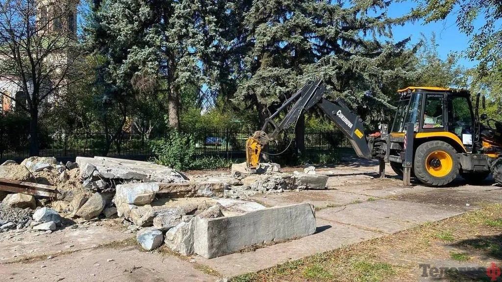 У Полтавській області демонтують памʼятник комсомольцям