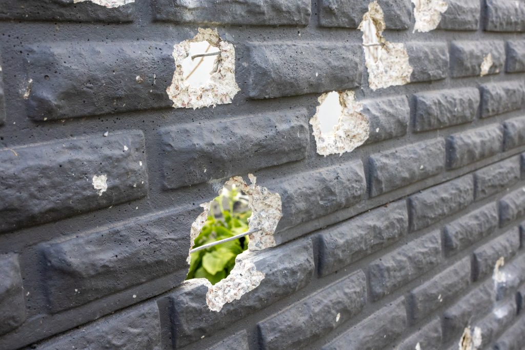 Після падіння уламків у Полтавській громаді пошкоджені будинки й автівки: фоторепортаж з місця події Після падіння уламків у Полтавській громаді пошкоджені будинки й автівки: фоторепортаж з місця події