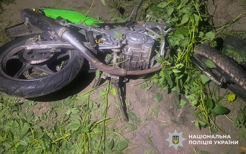 На Полтавщині мотоцикліст злетів з дороги в поле й розбився