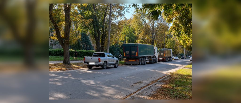 Фури біля житлових будинків: у Полтаві просять змінити рух вантажного транспорту Фури біля житлових будинків: у Полтаві просять змінити рух вантажного транспорту