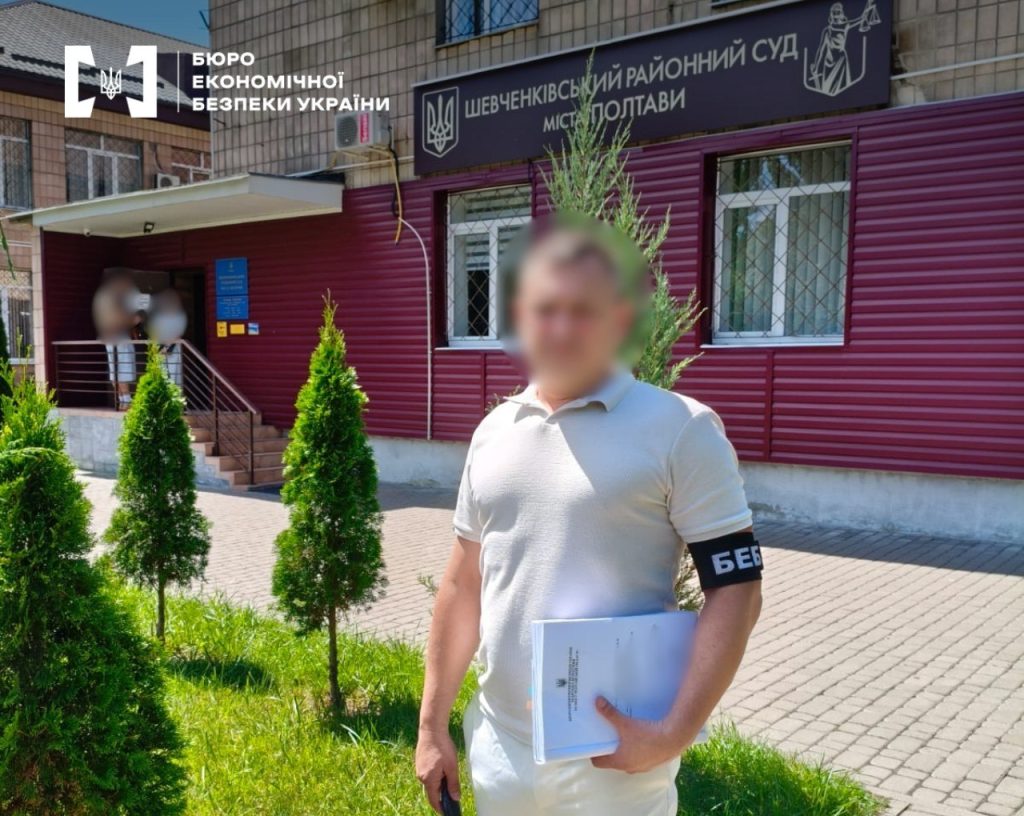 У Полтаві судитимуть посадовців та постачальника у переплаті за оптику для військових