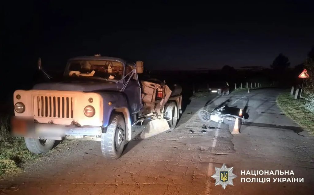 На Полтавщині 15-річний мотоцикліст зіткнувся з вантажівкою: хлопця госпіталізували На Полтавщині 15-річний мотоцикліст зіткнувся з вантажівкою: хлопця госпіталізували