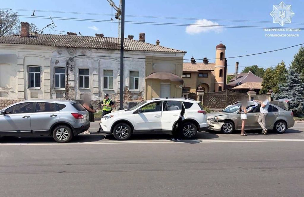 У Полтаві на вулиці Сінній сталася ДТП за участі трьох автомобілів ДТП за участі трьох автомобілів на вулиці Сінній у Полтаві