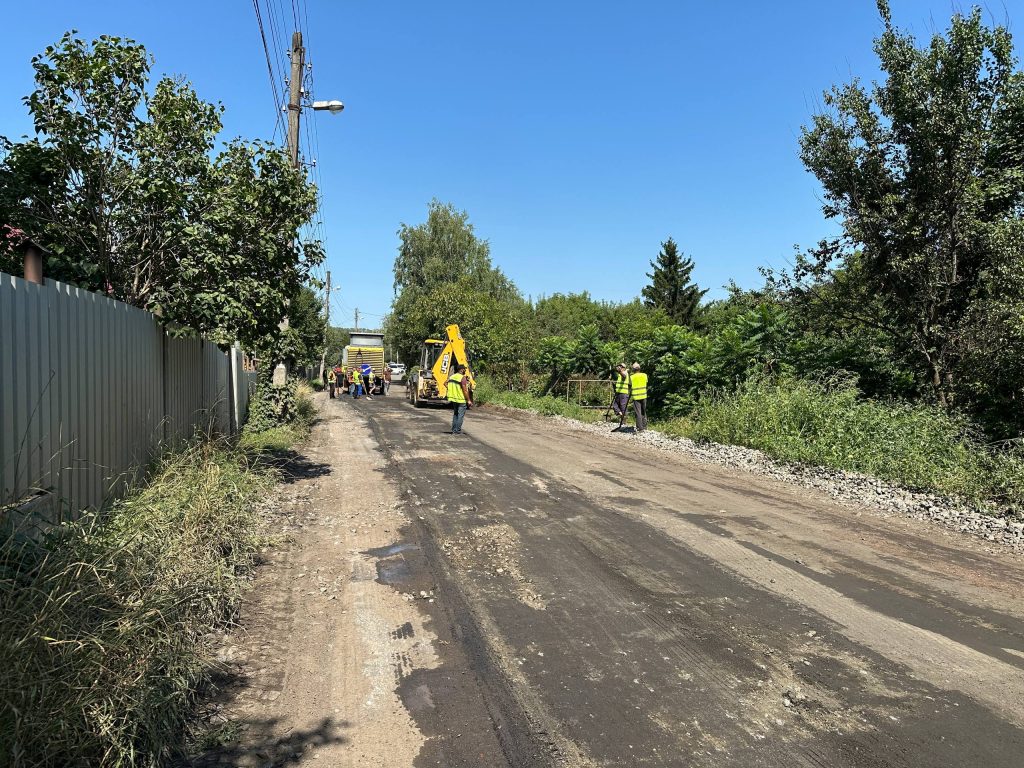 У Полтаві ремонтують вулицю Лугову: дорога стала одним із ключових шляхів до Монастирської гори Ремонт вулиці Лугової у Полтаві: укладання нового асфальту