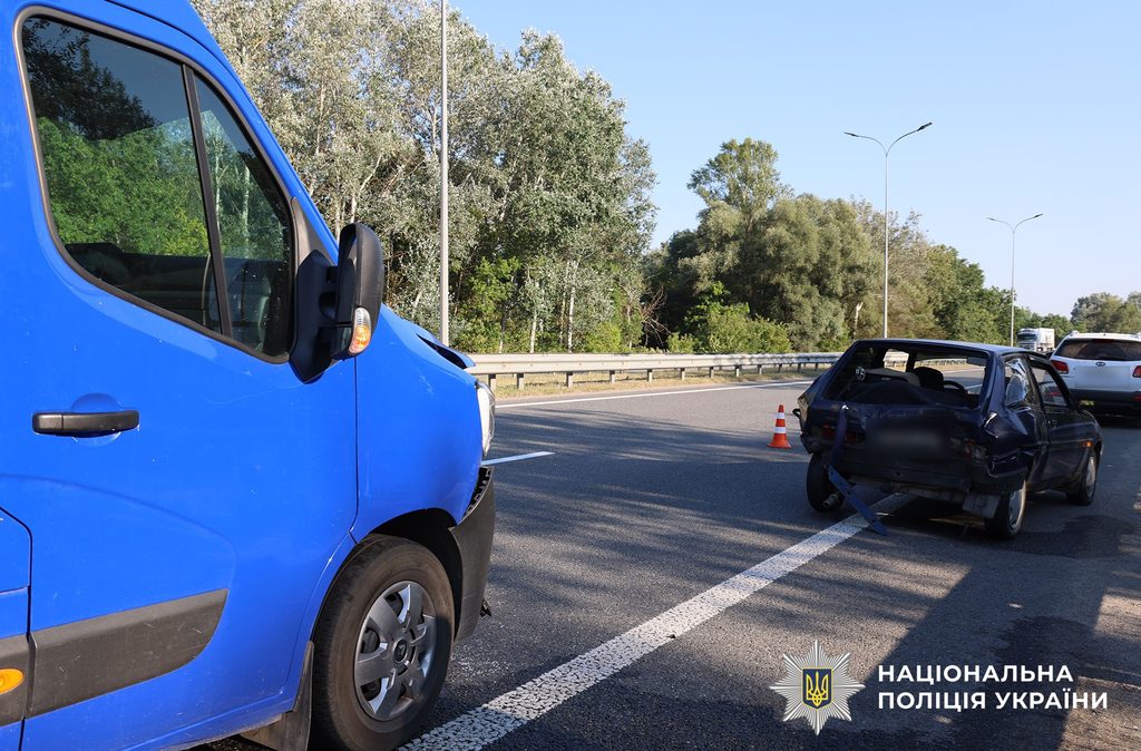 На Полтавщині зіткнулися мікроавтобус та легковик: поранені чоловік, жінка та п’ятирічна дівчинка