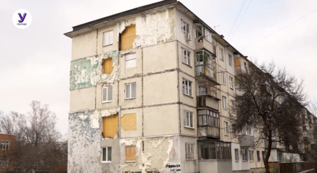 У Полтаві почали відновлення п’ятиповерхівки, яку пошкодила російська ракета