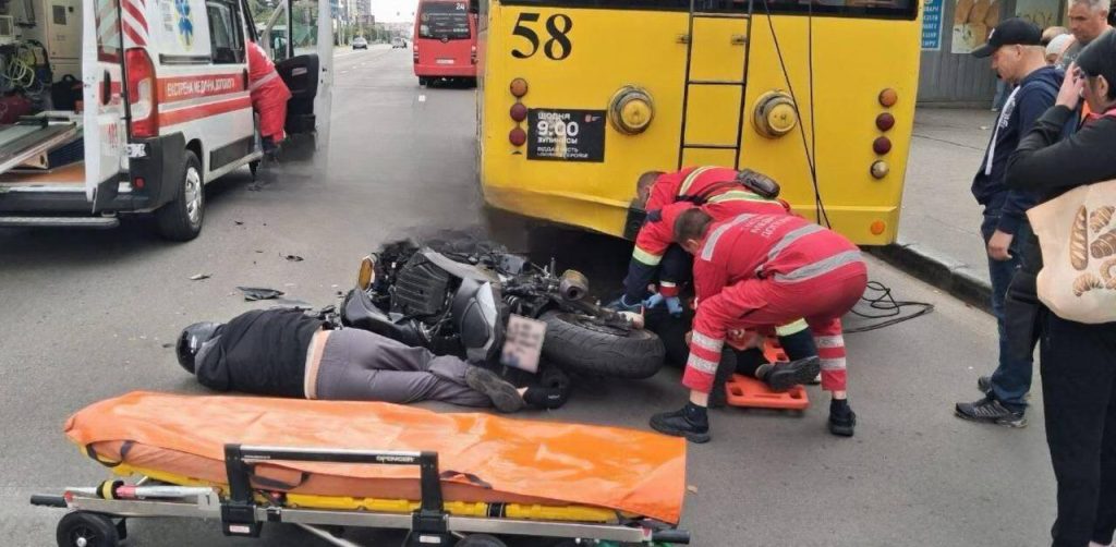 У Полтаві мотоцикл врізався у тролейбус: поранені дві людини Мотоцикл із двома чоловіками врізався у тролейбус у Полтаві