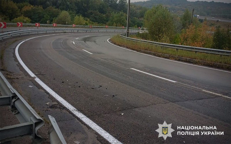 На трасі Київ – Харків водій легковика врізався у відбійник: є поранена