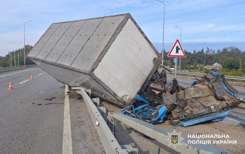 На трасі Київ – Харків водій вантажівки вилетів з дороги та врізався у відбійник