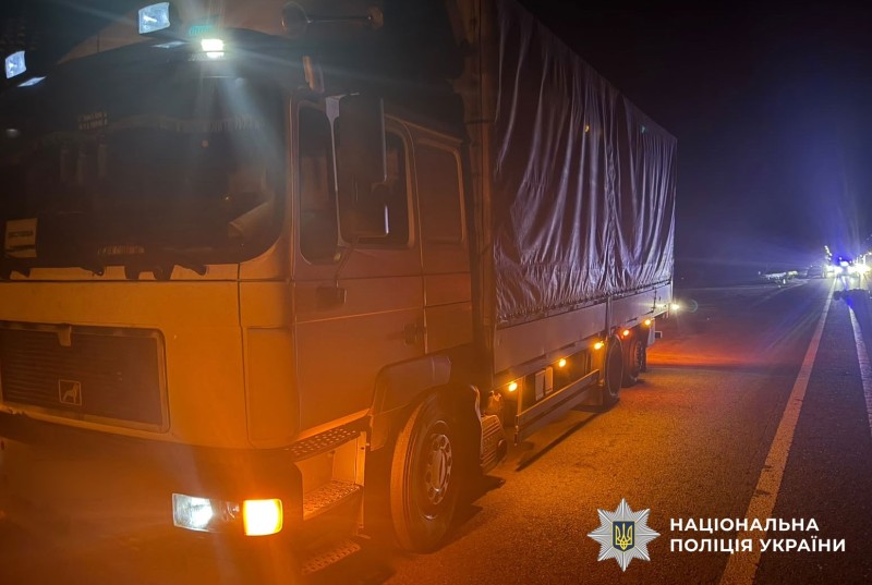 На трасі Київ – Харків вантажівка збила на смерть 54-річного чоловіка, який перебігав дорогу