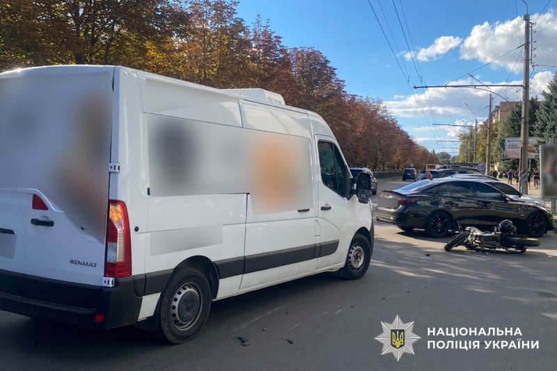 У Полтаві зіткнулися автомобіль та мотоцикл: 17-річний хлопець поранений