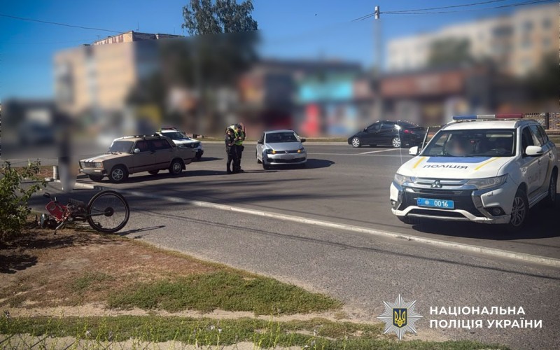 У Лохвиці водійка легковика збила велосипедиста з дитиною