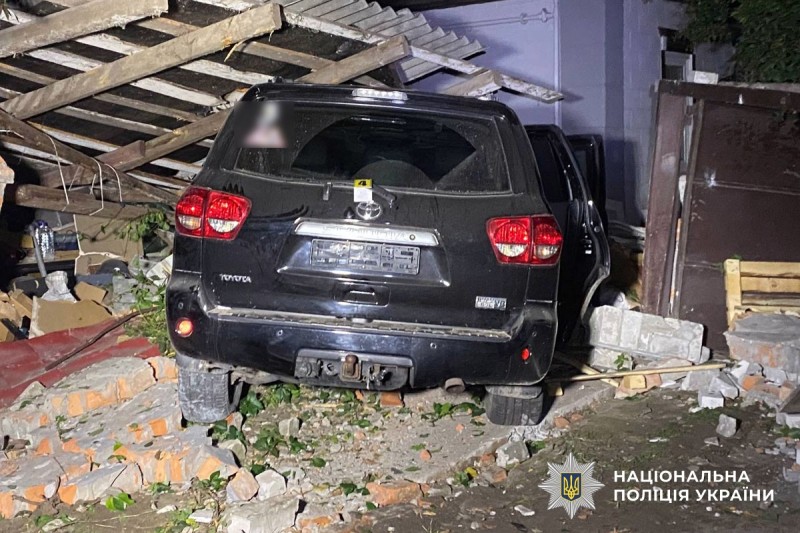 У Миргороді п’яний водій автомобіль з’їхав з дороги та врізався у паркан: є поранені